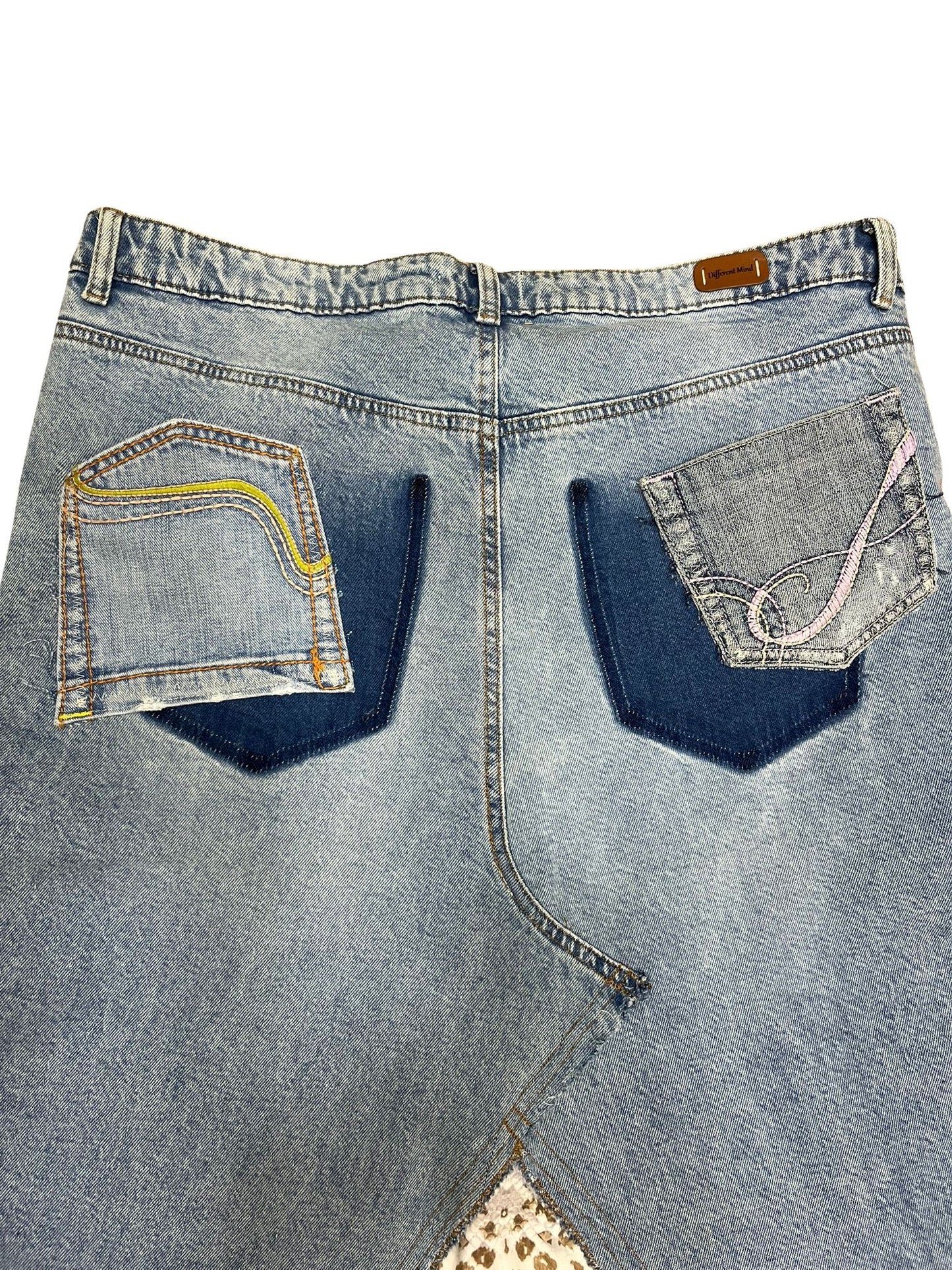 “Falda Telmare hecha- a mano con denim reciclado, parches, animal print y encaje, diseño tipo corset.”