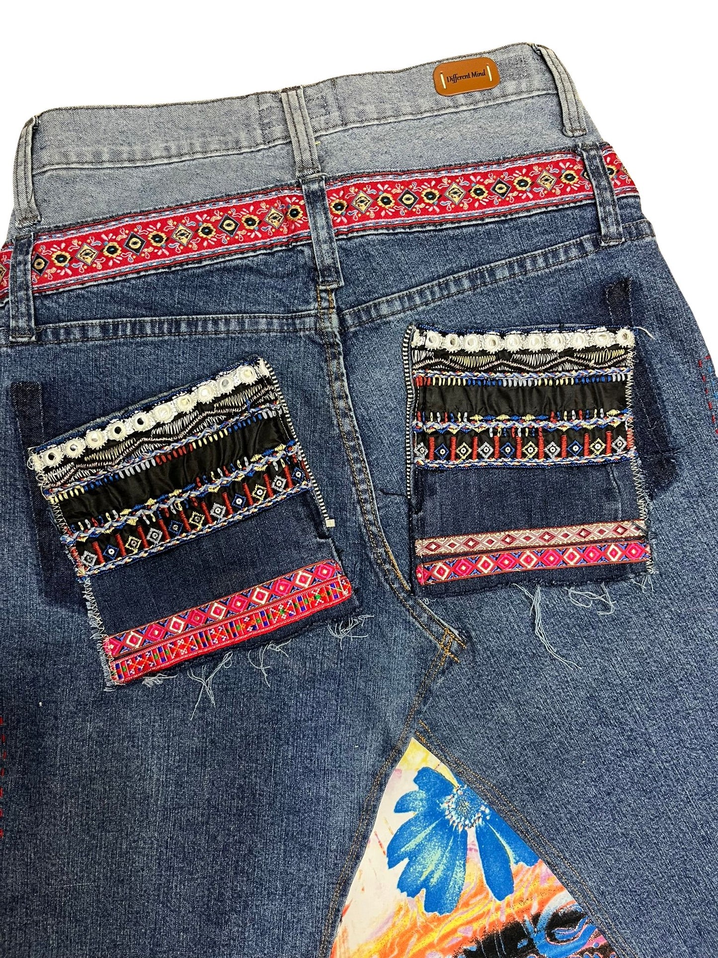 Vista trasera de la falda Miralys con tres adornos de ganchillo tejidos a mano.