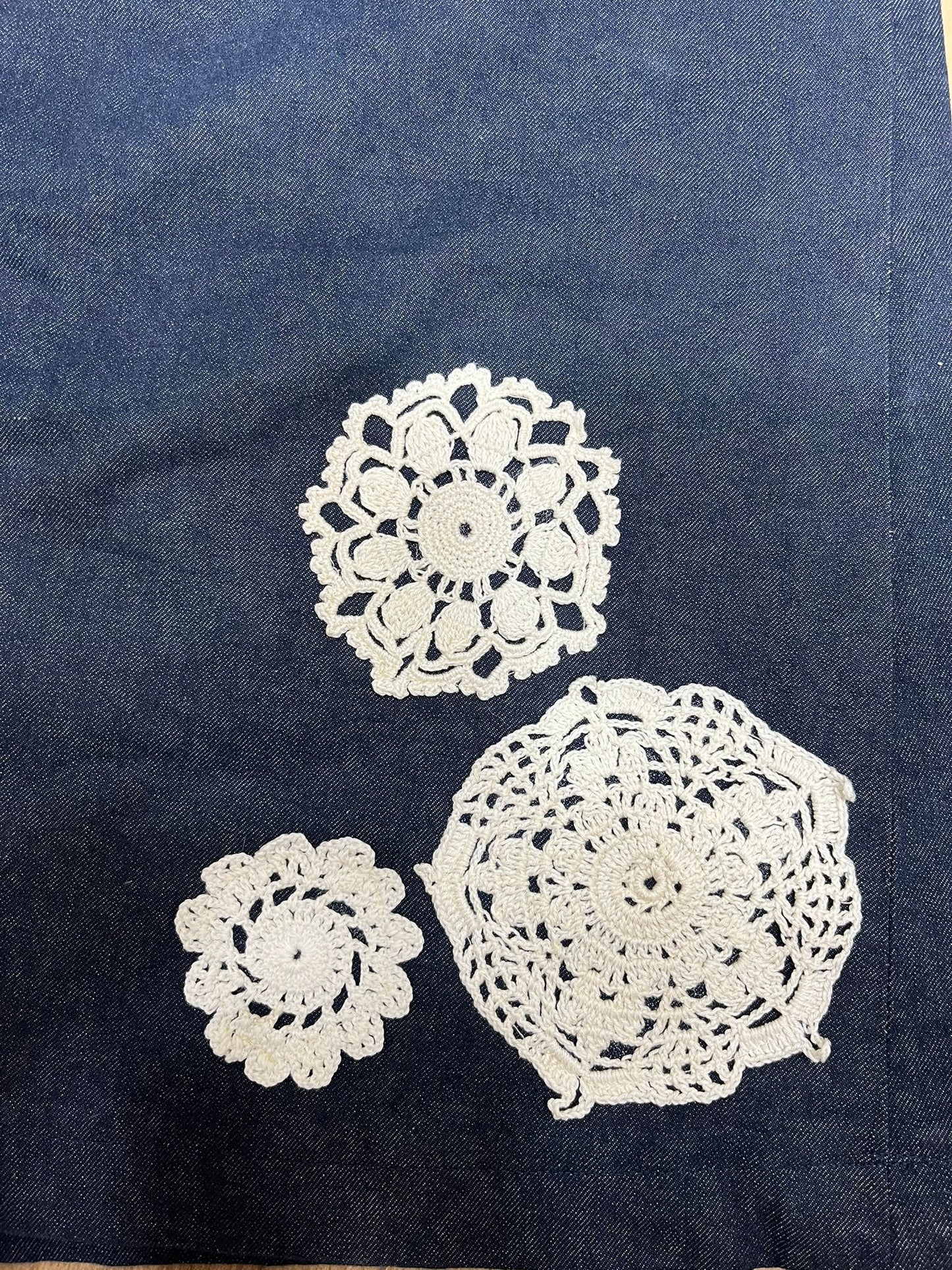 Vista trasera de la falda Miralys con tres adornos de ganchillo tejidos a mano