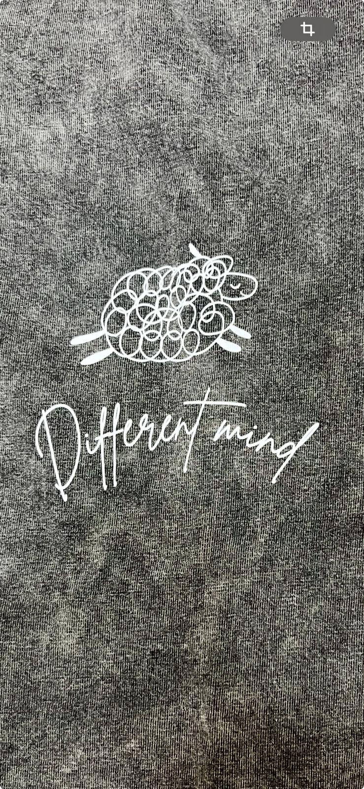 camiseta oversize logo differentmind