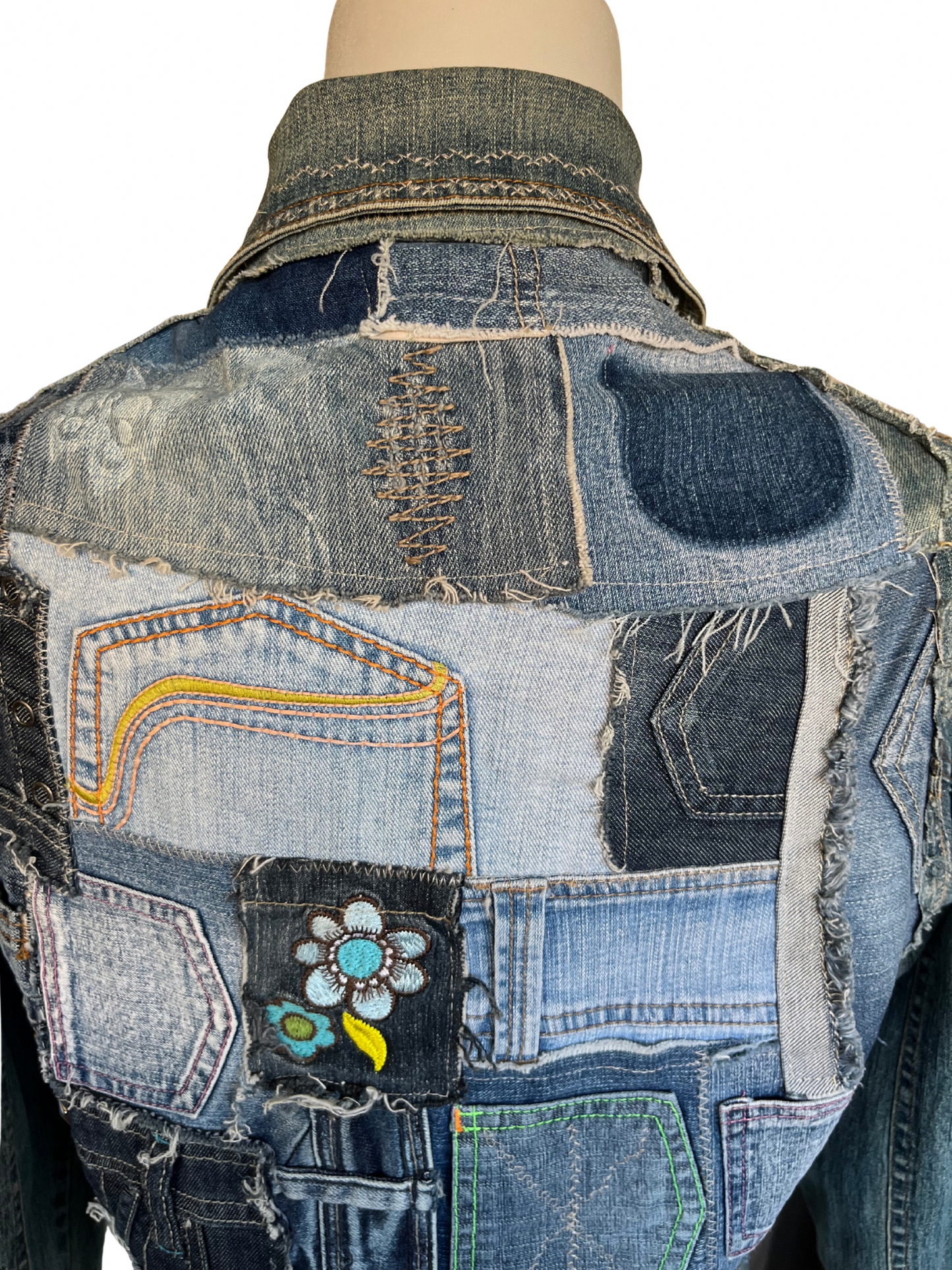 Espalda de la chaqueta Noira confeccionada con piezas pequeñas de vaqueros reciclados, sobre todo bolsillos, y forro interior añadido