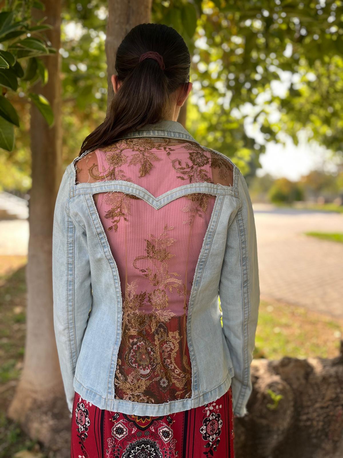 Chaqueta Bruma en denim claro, con flores bordadas sobre tul, tachuelas y encaje antiguo cosido a mano en la espalda.