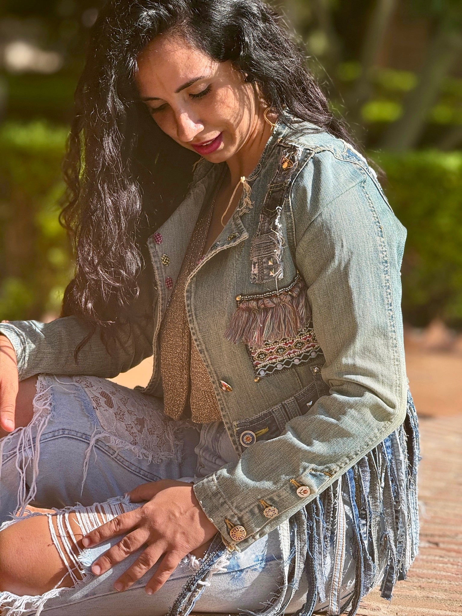 Chaqueta Enna de denim reciclado con botones coloridos cosidos a mano y flecos vaqueros en la parte frontal