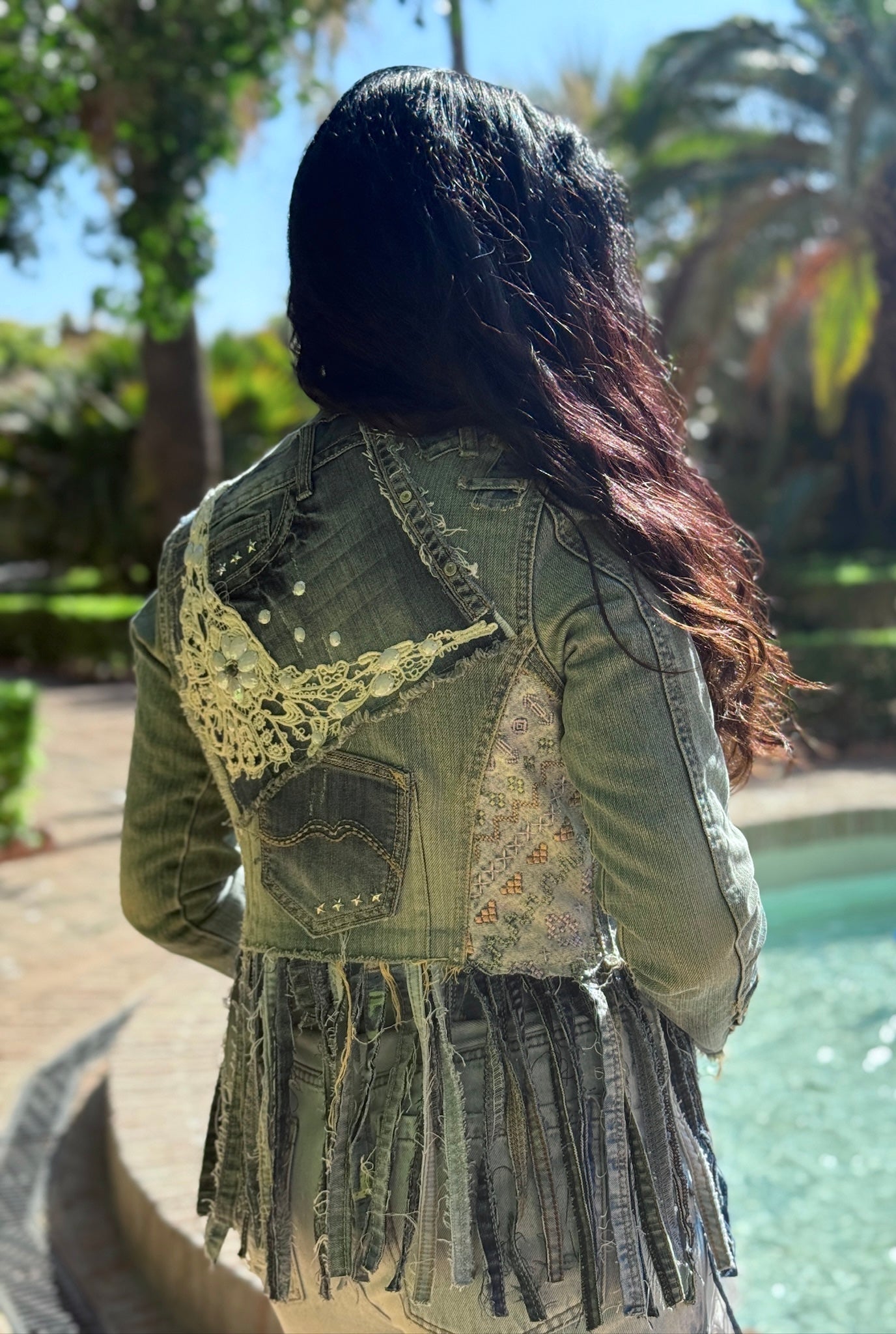 Espalda de la chaqueta Enna con short vaquero integrado, encaje y decoraciones artesanales hechas a mano