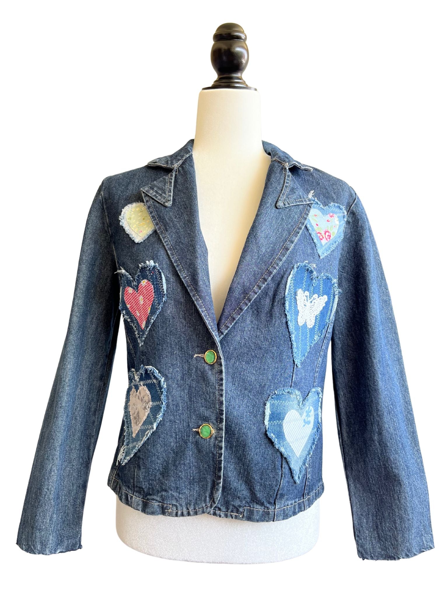 Chaqueta Croma vintage en denim, con apliques de corazones hechos a mano, botones acrílicos vintage y funda de cojín decorativa en la espalda.