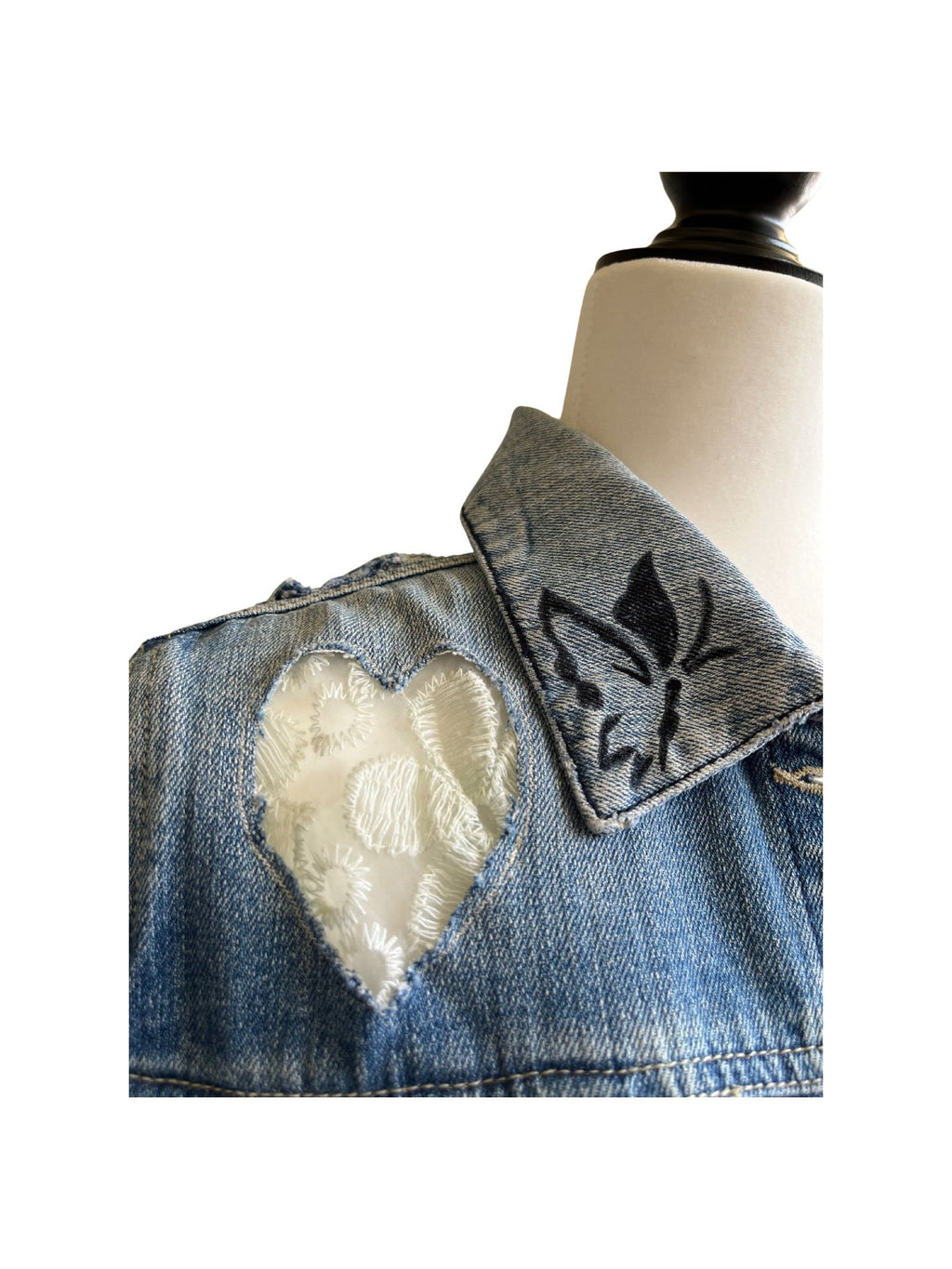 Chaqueta Ona modificada artesanalmente, con encaje en forma de corazón, botones de madera y parte trasera de pantalón con ganchillo.