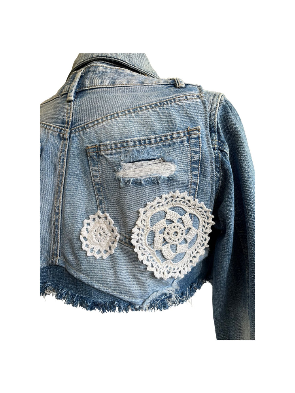 Chaqueta Ona modificada artesanalmente, con encaje en forma de corazón, botones de madera y parte trasera de pantalón con ganchillo.