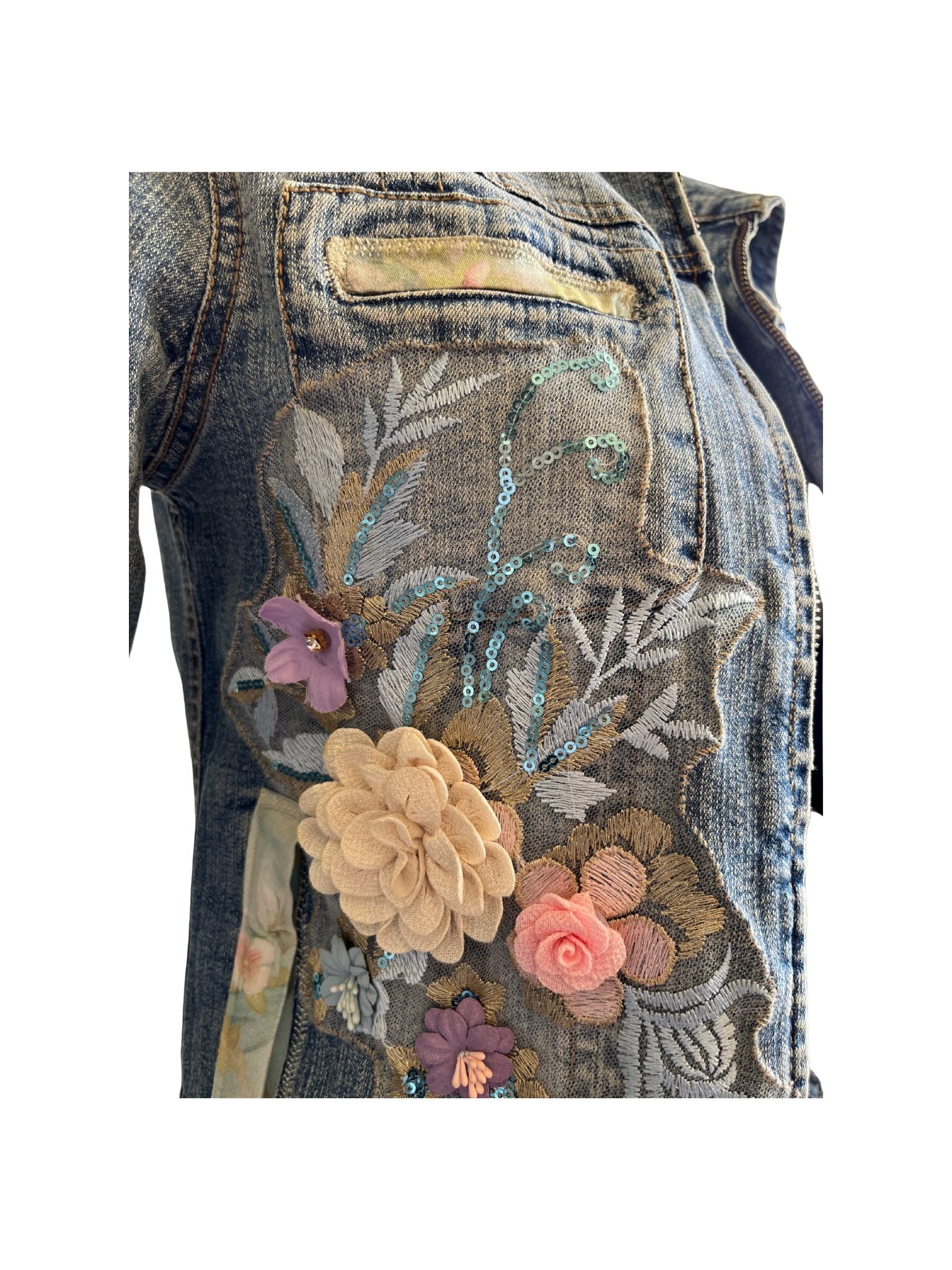 Chaqueta vaquera Lira con pintura a mano alzada en la espalda, apliques florales bordados en el frente y bolsillos restaurados con tela estampada.