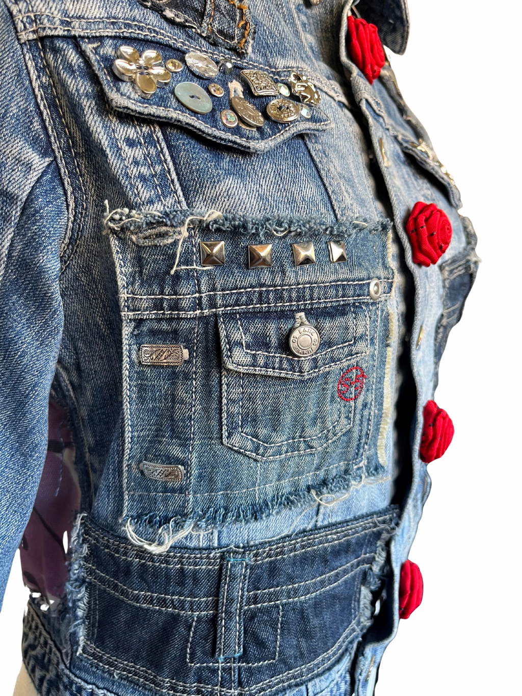 Chaqueta Caela denim reciclado con flores rojas hechas a mano, tachuelas y mangas ¾