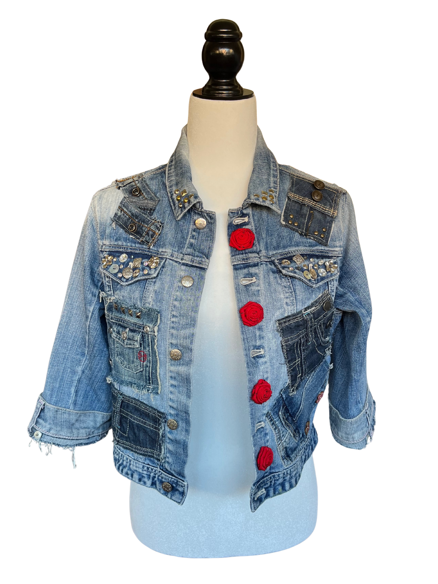 Chaqueta Caela denim reciclado con flores rojas hechas a mano, tachuelas y mangas ¾