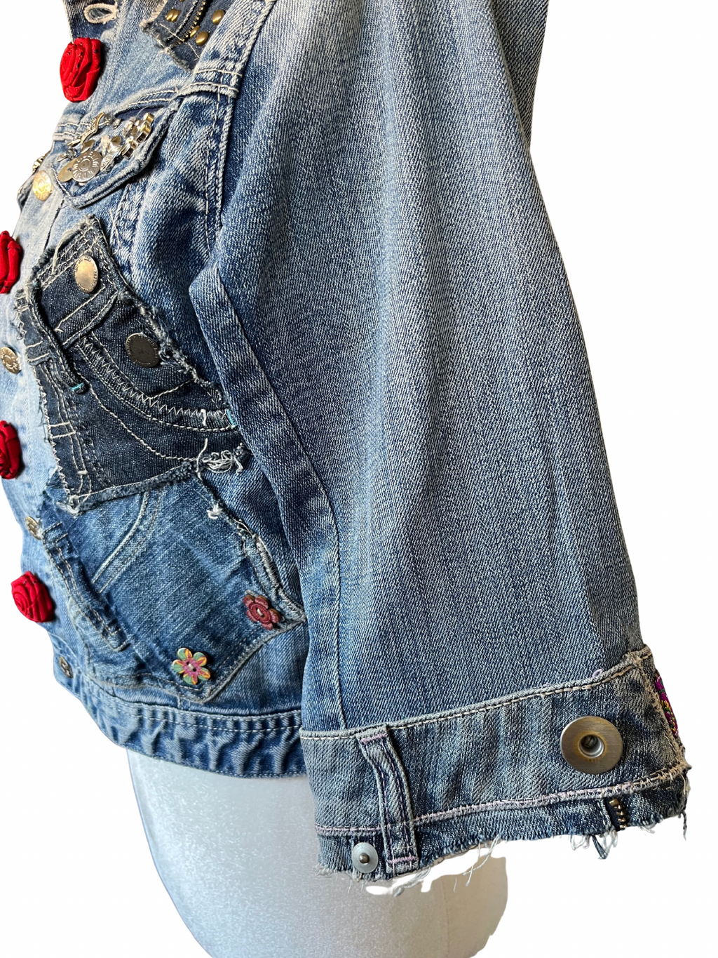 Chaqueta Caela denim reciclado con flores rojas hechas a mano, tachuelas y mangas ¾