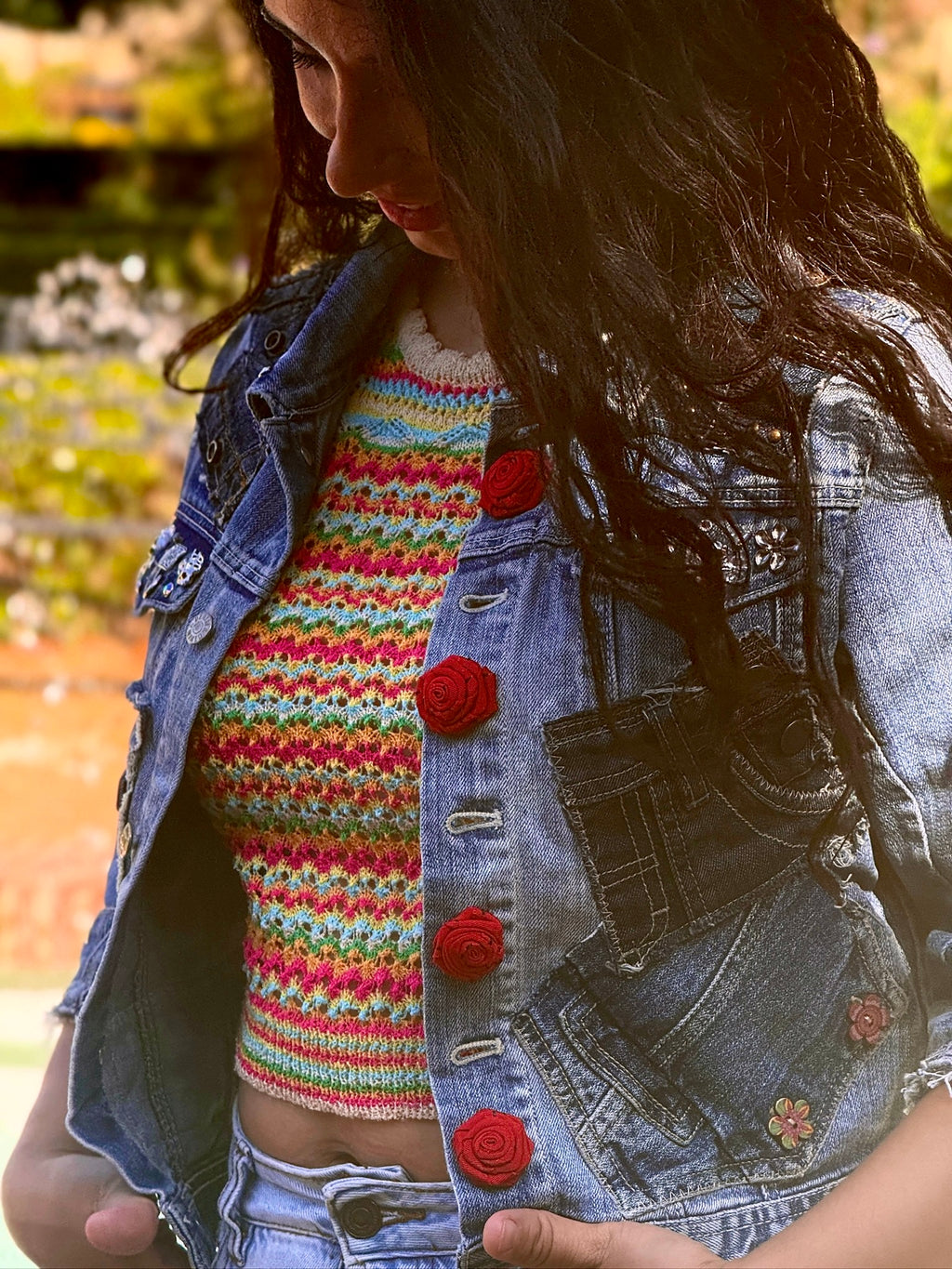 Chaqueta Caela denim reciclado con flores rojas hechas a mano, tachuelas y mangas ¾
