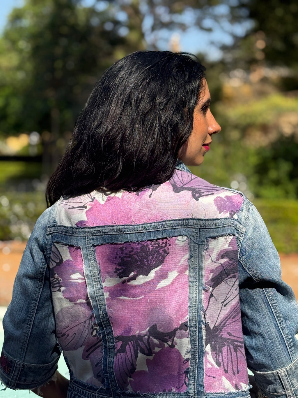 Chaqueta Caela denim reciclado con gran tela floral de algodón en la espalda – pieza única artesanal