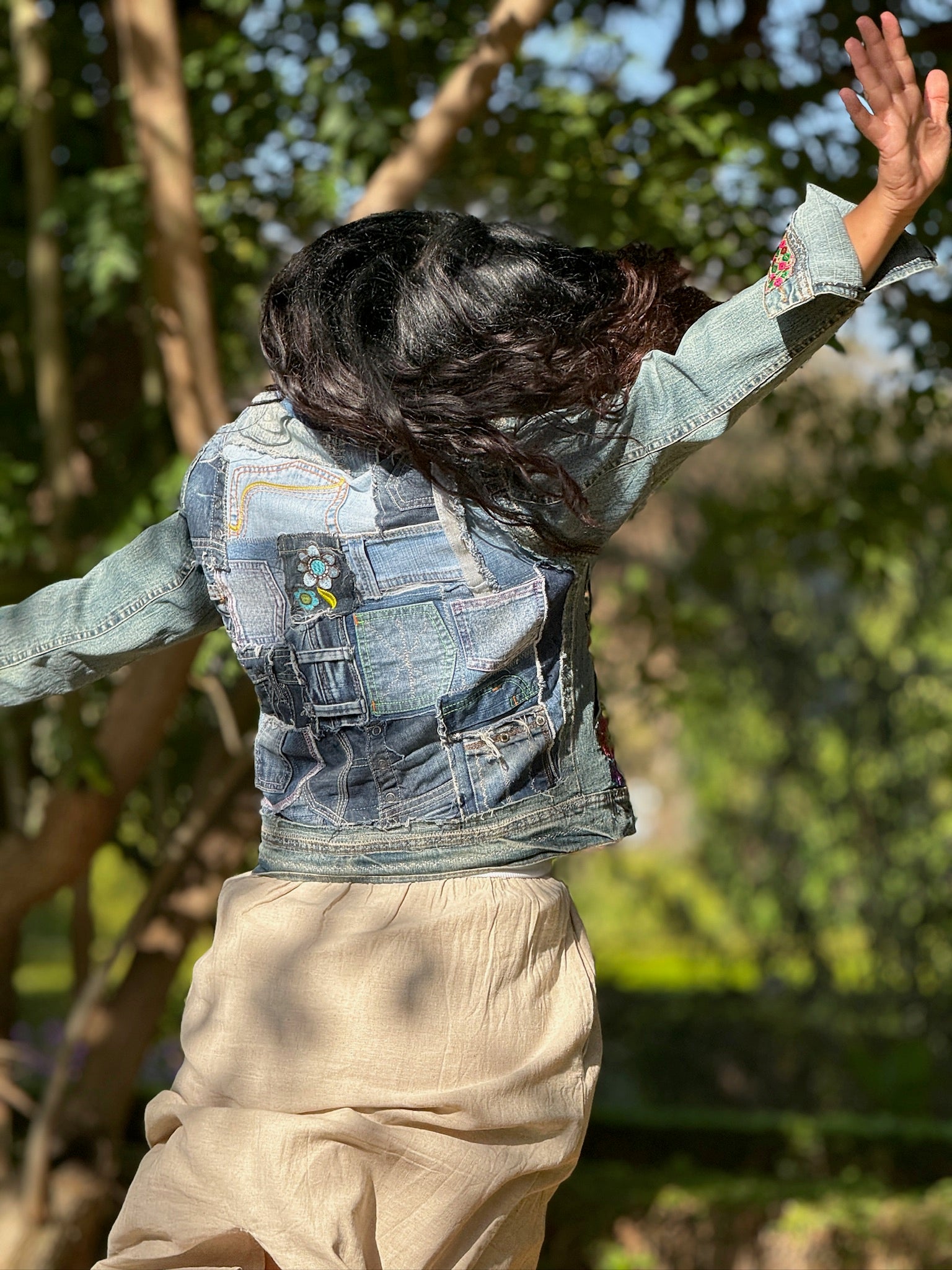 Espalda de la chaqueta Noira confeccionada con piezas pequeñas de vaqueros reciclados, sobre todo bolsillos, y forro interior añadido