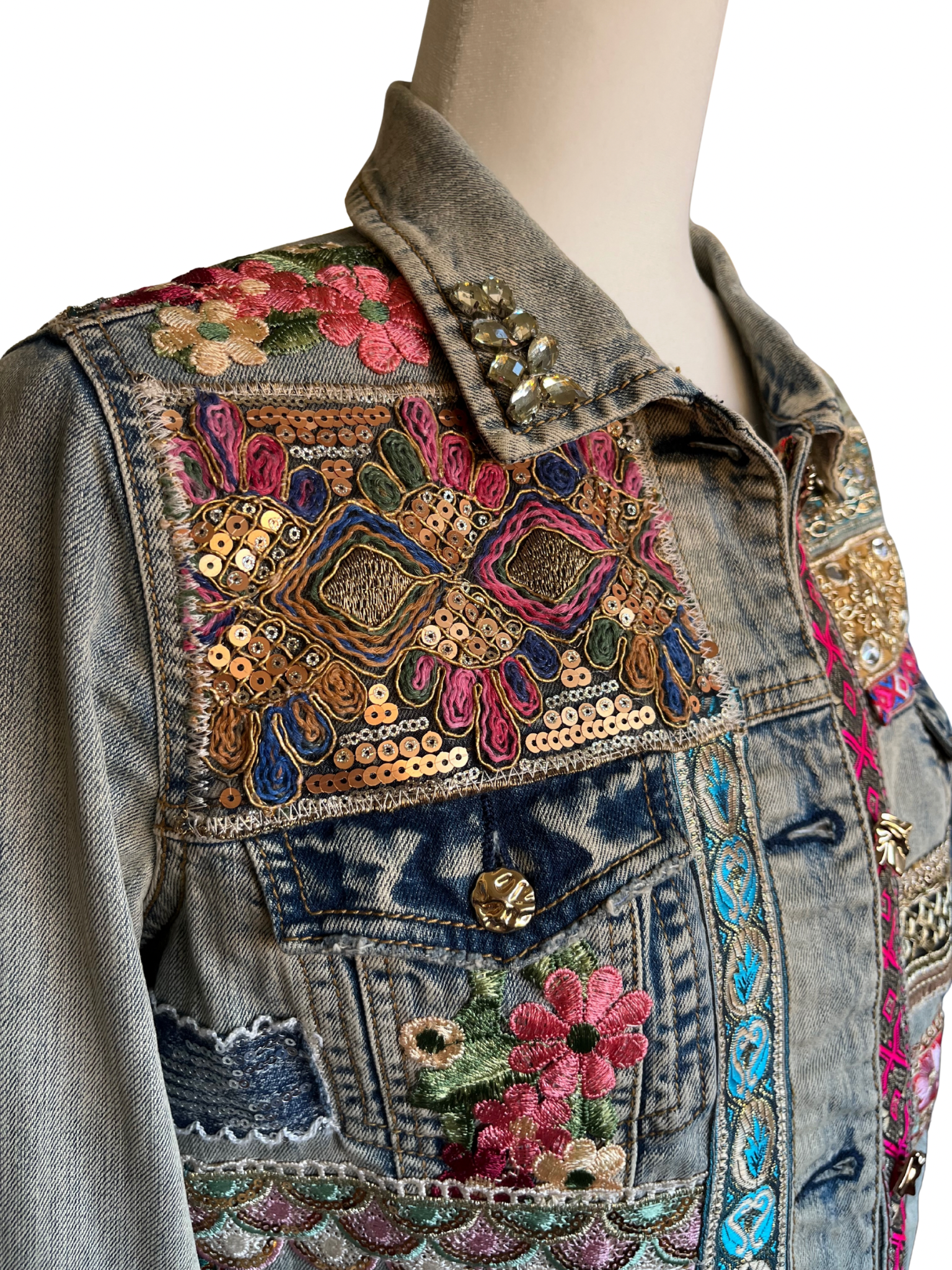 Chaqueta Zyra denim reciclado con flores bordadas, cintas y retales en el frente – pieza única hecha a mano