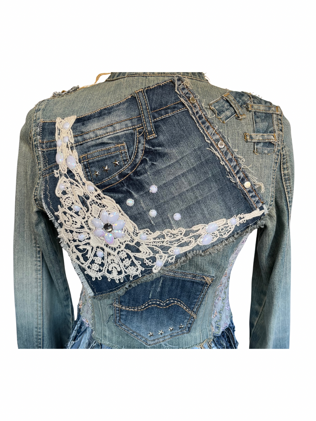 Espalda de la chaqueta Enna con short vaquero integrado, encaje y decoraciones artesanales hechas a mano