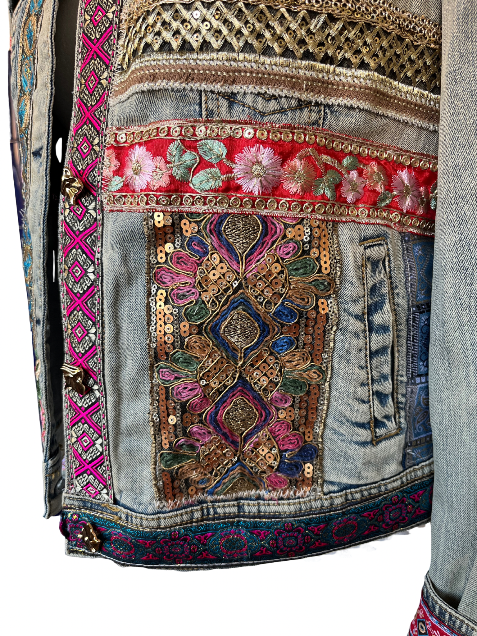 Chaqueta Zyra denim reciclado con flores bordadas, cintas y retales en el frente – pieza única hecha a mano